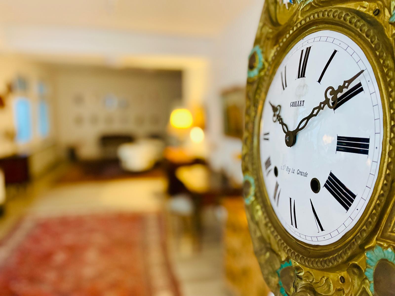 Antike Uhr im Wohnraum als Beispiel für Werte im Hausinhalt eines Nachlasses.
