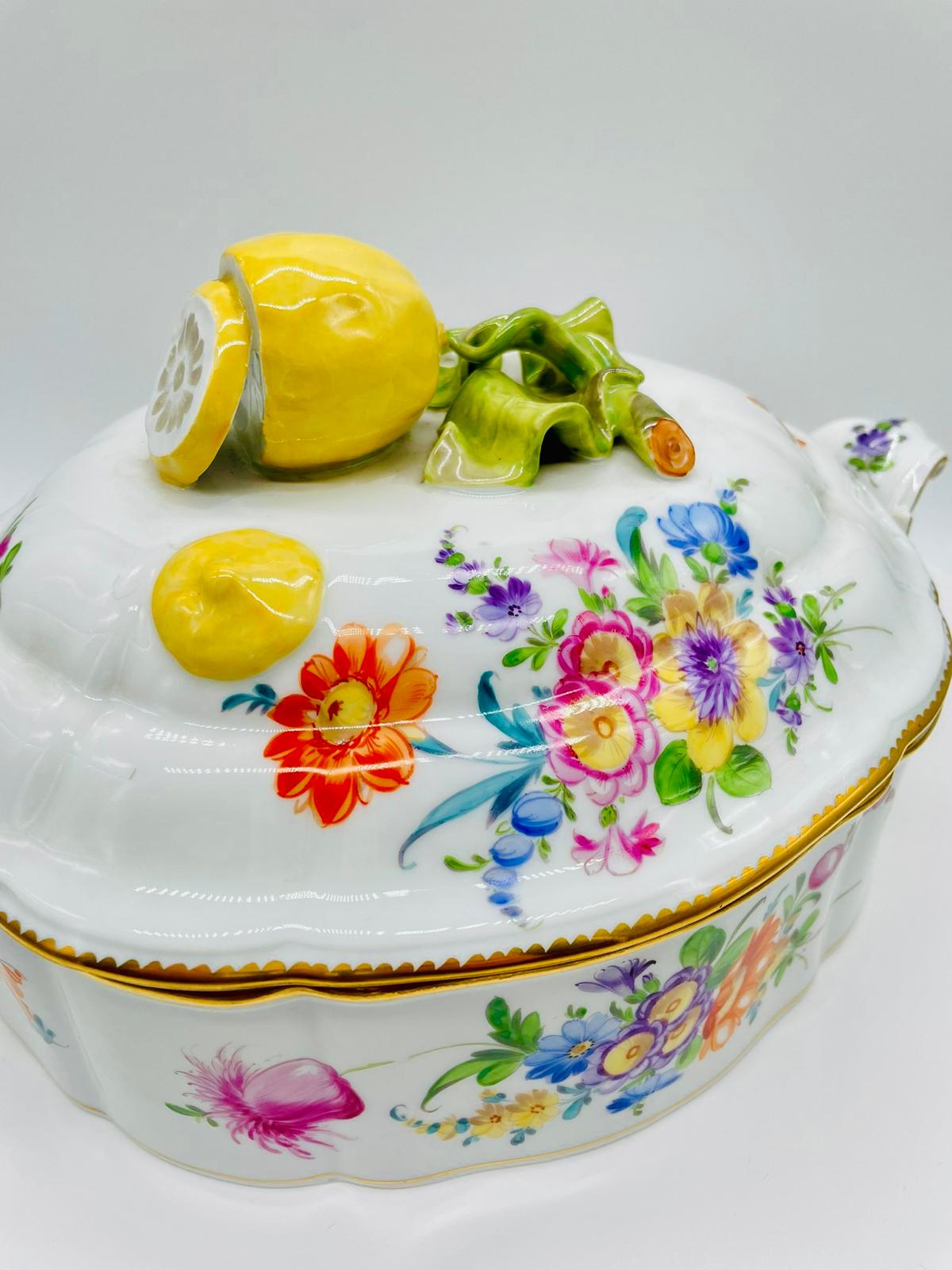 Porzellan mit Blumenmalerei als Detail einer Sammlung im Nachlass.