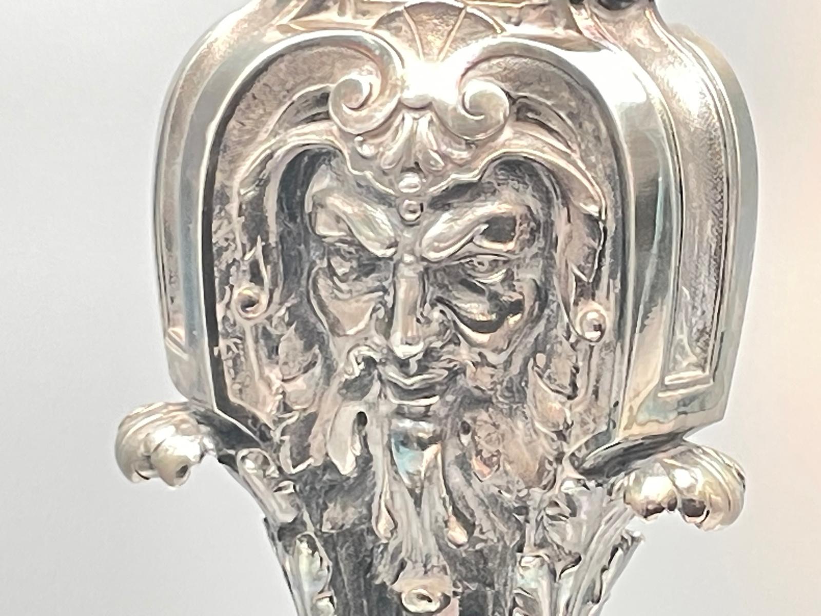 Silberornament und Antiquität als Detail eines Nachlasshaushalts.
